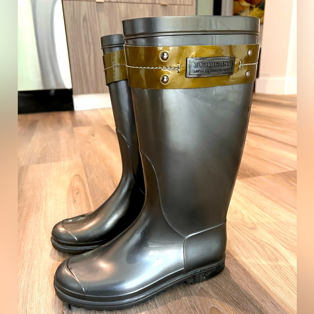 Burberry gray metallic rain boots 36